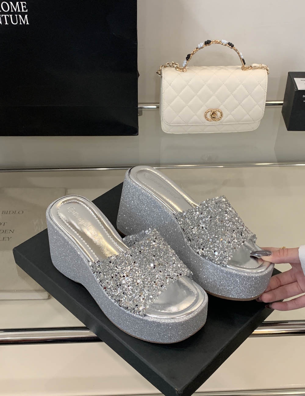 Summer travel shoes wears outside open toe slippers