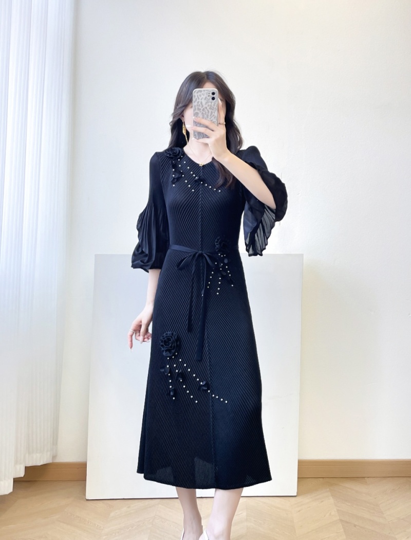 Pinched waist round neck loose fold trumpet sleeves long dress