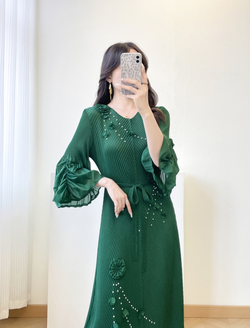 Pinched waist round neck loose fold trumpet sleeves long dress