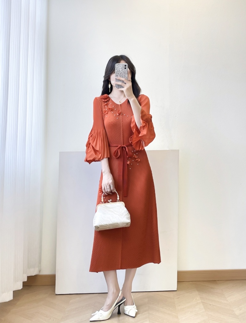 Pinched waist round neck loose fold trumpet sleeves long dress
