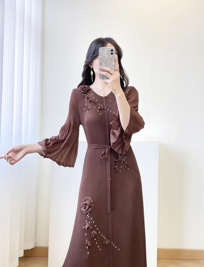 Pinched waist round neck loose fold trumpet sleeves long dress
