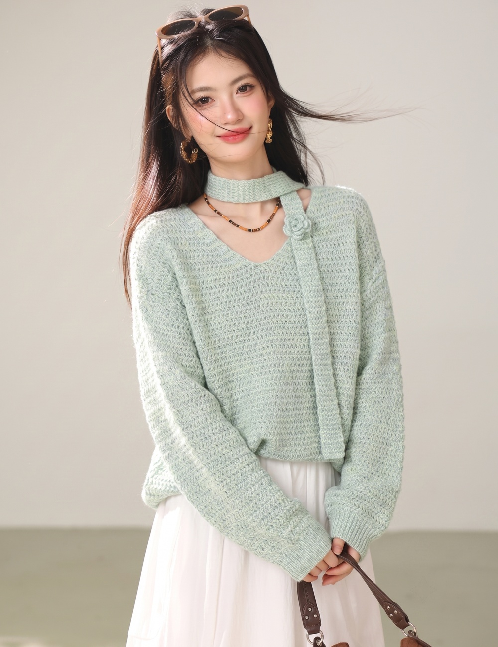 Knitted rose blending streamer lazy V-neck sweater