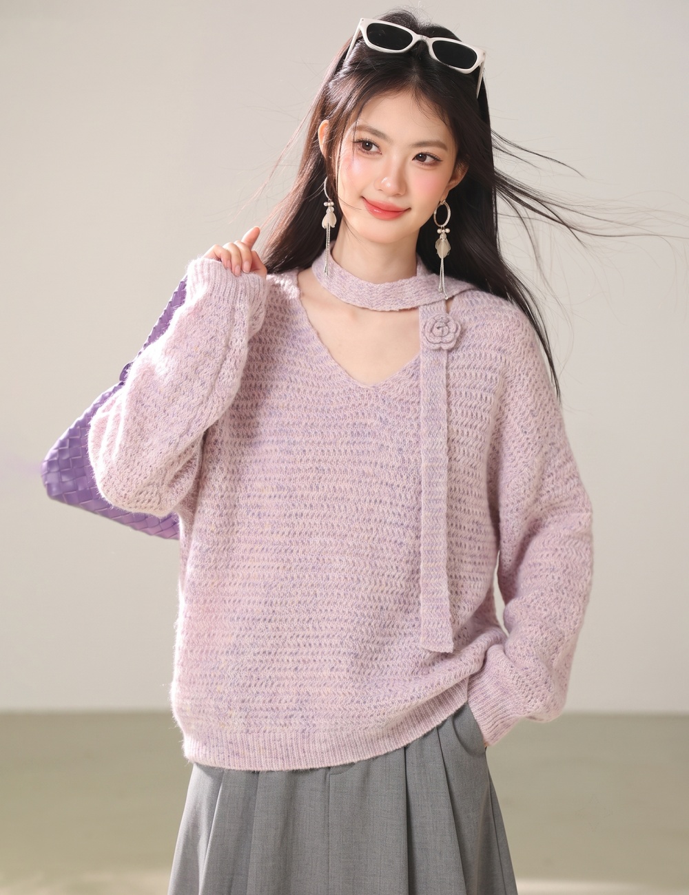 Knitted rose blending streamer lazy V-neck sweater