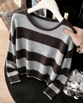 Knitted small mixed colors sweater for women