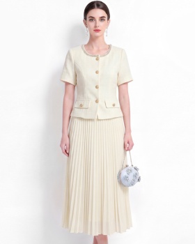 Slim pinched waist tops pearl light skirt a set