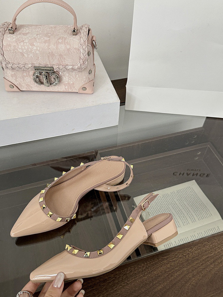 Low rivet pointed buff summer cingulate sandals for women