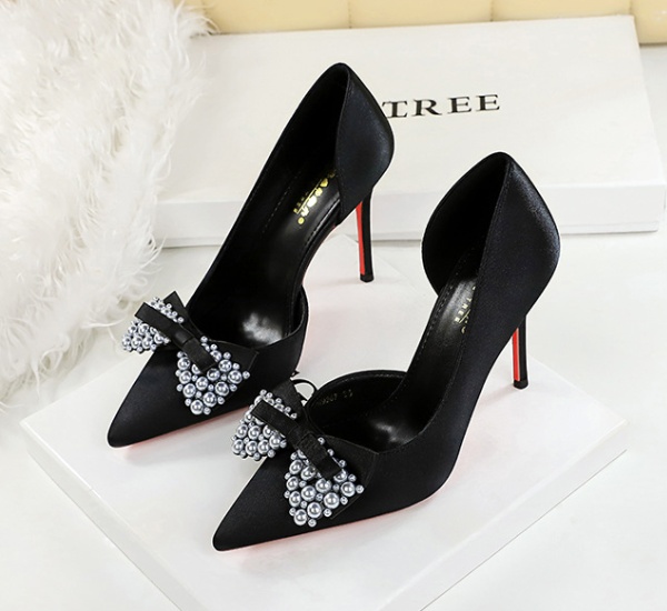 Pointed banquet European style ornament shoes for women