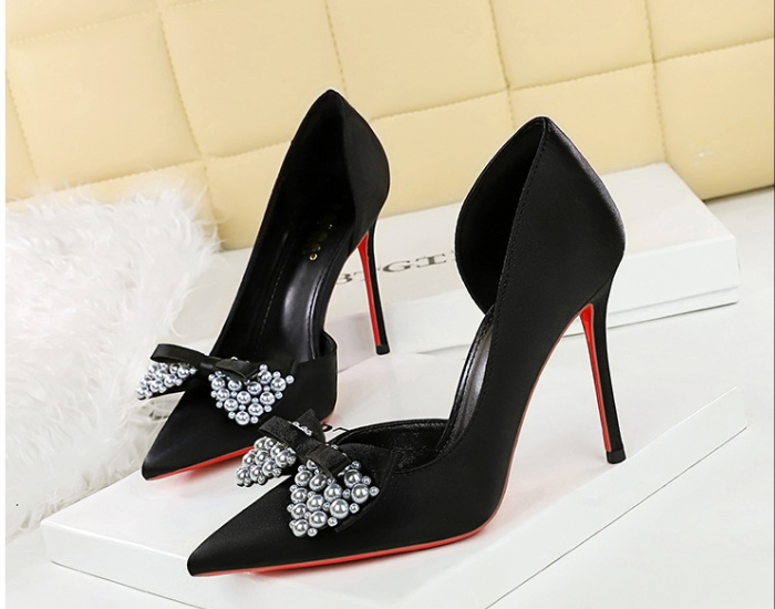 Pointed banquet European style ornament shoes for women
