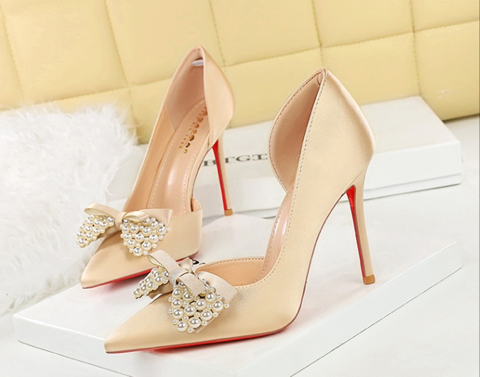 Pointed banquet European style ornament shoes for women