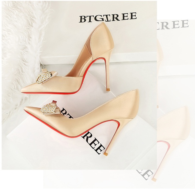 Pointed banquet European style ornament shoes for women