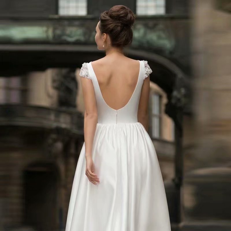 Simple short satin wedding dress large yard elegant dress