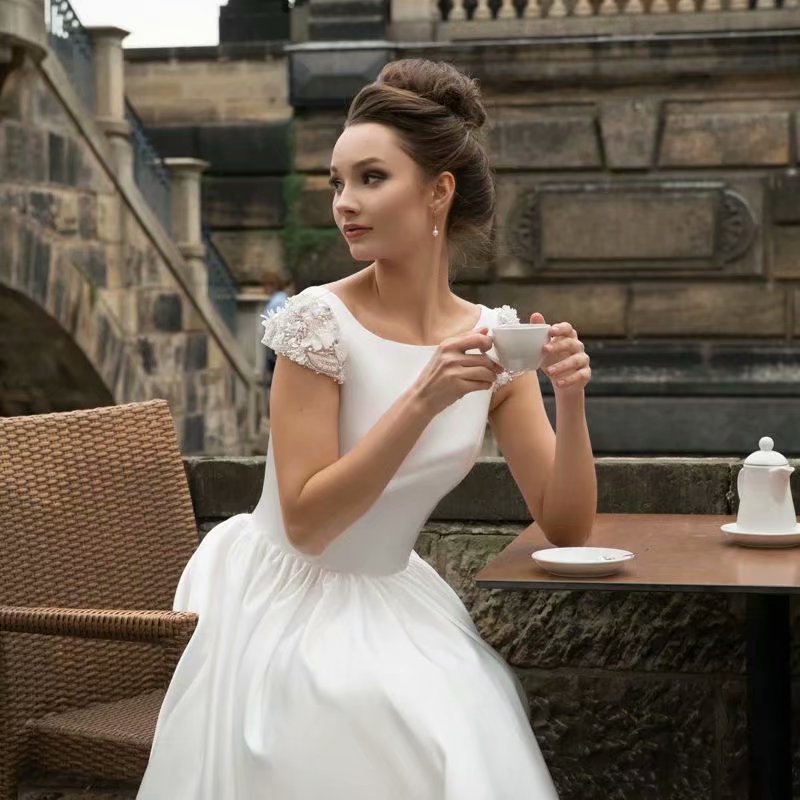 Simple short satin wedding dress large yard elegant dress