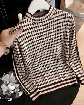 Small fellow bottoming shirt sweater